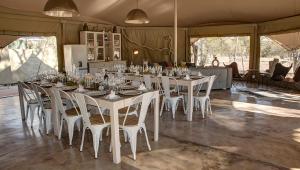 a dining room with a long table and chairs at Malansrus in Twyfelfontein
