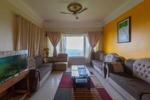 TV a/nebo společenská místnost v ubytování KSTDC Hotel Mayura Valley View Madikeri