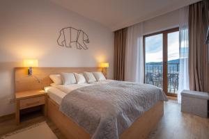 Postel nebo postele na pokoji v ubytování RentPlanet - Apartamenty Górna Resorts