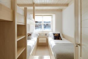 een slaapkamer met 2 stapelbedden en een raam bij Val de Ruda Luxe 53 by FeelFree Rentals in Naut Aran