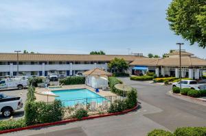 an aerial view of a hotel with a parking lot at Motel 6 Oakdale, Ca in Oakdale