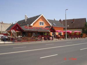 um restaurante ao lado de uma rua da cidade em Balaton Grill Szállás Siófok em Siófok