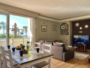 un soggiorno con tavolo e divano di Casa del mar a Sitges