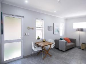 A seating area at Studio on Bourdeaux