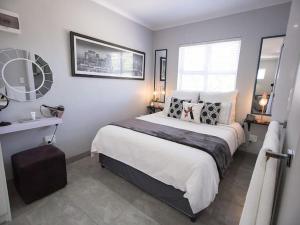 a bedroom with a large bed and a window at Studio on Bourdeaux in Panorama