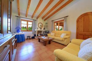 ein Wohnzimmer mit einem Sofa und einem Tisch in der Unterkunft Villa Pedra Vista in El Port