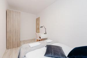 Posteľ alebo postele v izbe v ubytovaní ShortStayPoland Krochmalna (B17)