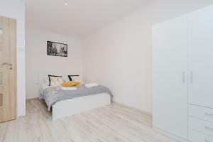 Posteľ alebo postele v izbe v ubytovaní ShortStayPoland Krochmalna (B17)