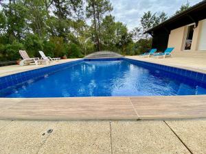 A piscina em ou perto de Spacious villa with huge pool in quiet location close beach
