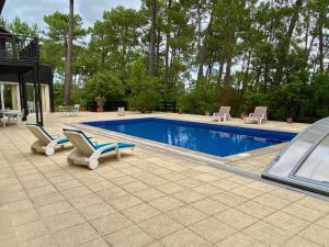 A piscina em ou perto de Spacious villa with huge pool in quiet location close beach