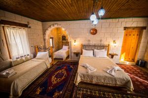 une chambre avec deux lits dans une pièce dans l'établissement Angel Cave Suite, à Gorëme