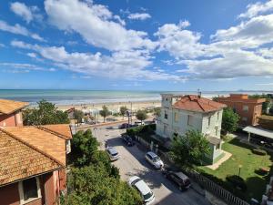 z góry widok na miasto z plażą w obiekcie Hotel Sabra w mieście Senigallia