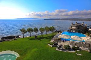 einen Luftblick auf ein Resort mit einem Pool in der Unterkunft Art Complex Anel in Sozopol