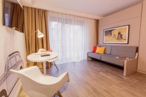 ein Wohnzimmer mit einem Sofa und einem Tisch in der Unterkunft 360 Degree Apartment in Frankfurt am Main