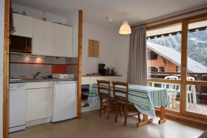 Η κουζίνα ή μικρή κουζίνα στο VAUJANYLOCATIONS - La Fare Apt 10