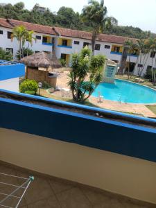 - une vue sur la piscine depuis le balcon de l'hôtel dans l'établissement La Corte Residencial AC, à Porto Seguro