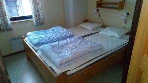 2 camas individuais num pequeno quarto com uma janela. em Ski-in ski-out Sälen Högfjället 4-6 bäddar em Sälen