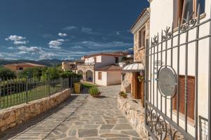 una calle en un pueblo con un edificio en Residence Bouganvillage en Budoni