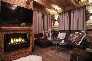 a living room with a couch and a fireplace at Chalet Zugspitztraum in Ehrwald