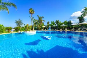 - une piscine avec 2 dauphins dans l'eau dans l'établissement La Bussola Hotel Calabria, à Capo Vaticano