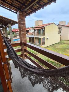 hamak na balkonie domu w obiekcie Taipu Beach House - Barra Grande w mieście Barra Grande