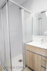 La salle de bains est pourvue d'une douche et d'un lavabo. dans l'établissement Casa Jupiter, à Conil de la Frontera