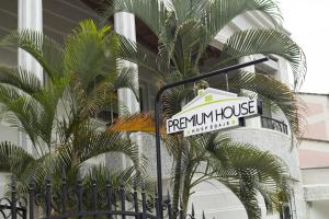 a street sign in front of a building with palm trees at HOTEL Premium House in Floridablanca