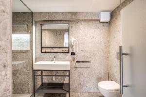 A bathroom at PAX hotel