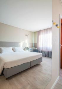 1 dormitorio con 1 cama grande y escritorio en Hotel Melo, en Balneário Camboriú
