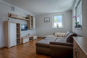 A television and/or entertainment centre at Appartements KATHARINA