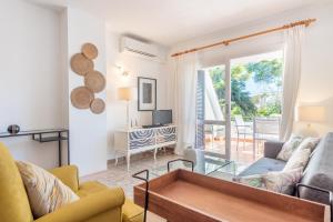 a living room with a couch and a table at Mercuri in Port d'Alcudia