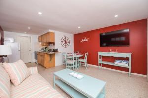 A seating area at Captain’s Quarters at Anna Maria Island Inn