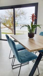 Ein Sitzbereich in der Unterkunft Seashore House " Es tamarells"
