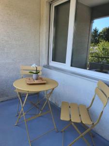 a table and two chairs sitting next to a window at HSH Solothurn - Junior Suite LEHN Apartment in Oensingen by HSH Hotel Serviced Home in Oensingen