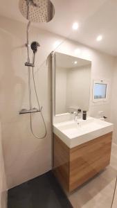 ein Badezimmer mit Waschbecken und Spiegel in der Unterkunft Seashore House " Es tamarells" in Alcúdia
