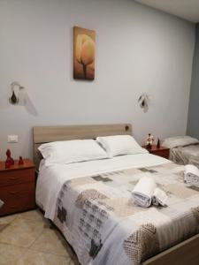 ein Schlafzimmer mit einem Bett mit zwei Handtüchern darauf in der Unterkunft San Gaetano bed in Neapel