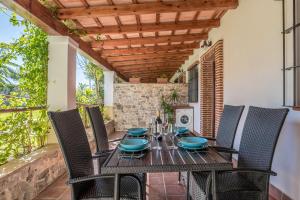 een eettafel en stoelen op een patio bij El Descanso Conil 1 in Conil de la Frontera