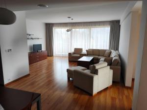 - un salon avec un canapé et une table dans l'établissement Premium 116m2 Apartment Donovaly, à Donovaly