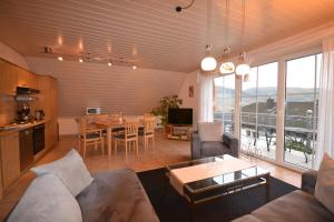 una sala de estar con un sofá y una mesa en Ferienweingut Port, en Bernkastel-Kues