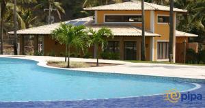 a villa with a swimming pool in a resort at Village Club Premium - ePipa Hotéis in Pipa