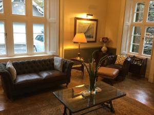 uma sala de estar com um sofá e uma mesa de centro em The Lake Lodge, Wansfell Holme, Windermere em Ambleside