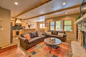 Χώρος καθιστικού στο Park City Getaway with Hot Tub Less Than 1 Mi to Main Street