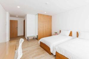 聖若昂－達馬德拉的住宿－Central Suites 3，一间卧室配有两张床和椅子
