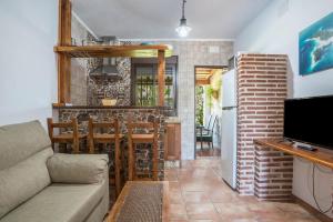 salon z kanapą i kuchnią w obiekcie El Descanso Conil 3 w mieście Conil de la Frontera