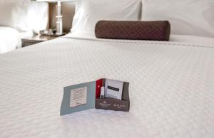 Un pat sau paturi într-o cameră la Crowne Plaza Times Square Manhattan, an IHG Hotel