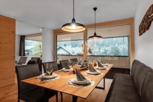 A restaurant or other place to eat at Verwall Apartment Arlberg - mit Sauna, Balkon und Gästekarte Premium