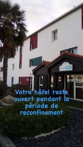 a building with a sign that says youre hotel rescue outpatient permanent replacement replacement at Kyriad Direct Agen in Castelculier