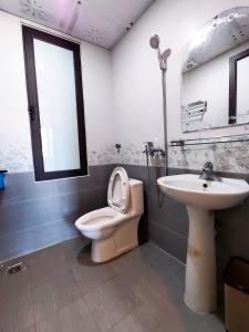 ein Bad mit einem WC und einem Waschbecken in der Unterkunft Hong Hao Hostel and Motorbikes in Ha Giang