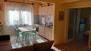 Kuchyň nebo kuchyňský kout v ubytování Centrum 2 apartman