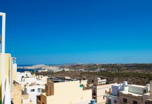 uma vista da cidade a partir do topo de um edifício em Summer Breeze apartment with terrace with Panoramic views - by Getawaysmalta em Mellieħa